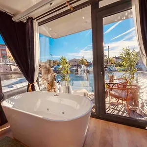 Escale Royale Botel